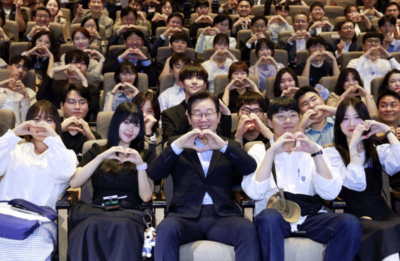 [서울=뉴시스] 최동준 기자 = 이재명 대통령이 19일 서울 마포구 구름아래 소극장에서 열린 2030 청년 소통·공감 토크콘서트에서 참석자들과 기념촬영 하고 있다. 2025.09.19. photocdj@newsis.com