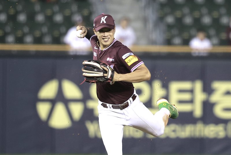 [서울=뉴시스] 정병혁 기자 = 16일 서울 송파구 잠실야구장에서 열린 2025 KBO리그 키움 히어로즈 대 두산 베어스의 경기, 7회말 무사 주자없는 상황 두산 김인태 땅볼 때 키움 3루수 송성문이 타구를 1루에 던지고 있다. 2025.09.16. jhope@newsis.com