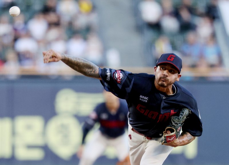 [서울=뉴시스] 김진아 기자 = 19일 서울 송파구 잠실야구장에서 열린 2025 KBO리그 롯데 자이언츠와 LG 트윈스의 경기, 롯데 벨라스케즈가 역투하고 있다. 2025.08.19. bluesoda@newsis.com