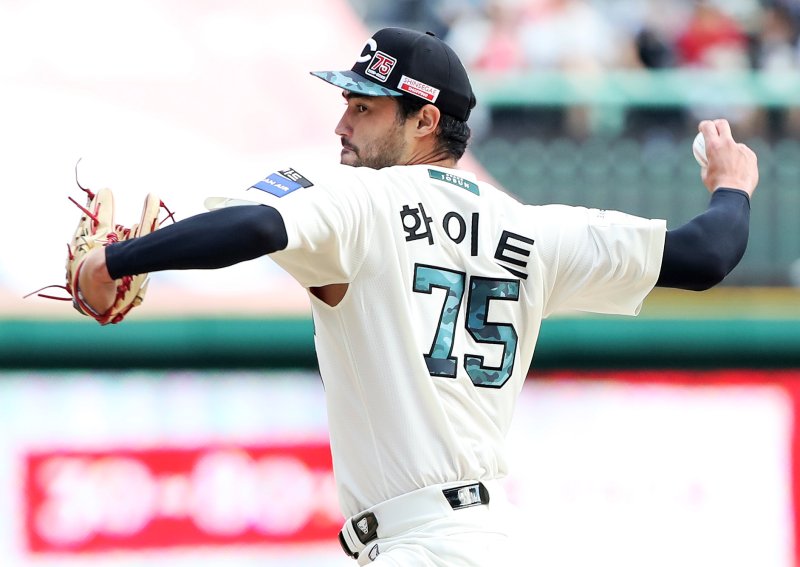 [서울=뉴시스] 프로야구 SSG 랜더스 미치 화이트가 20일 인천 SSG랜더스필드에서 열린 2025 신한 쏠뱅크 KBO리그 두산 베어스와의 경기에 선발 등판해 공을 던지고 있다. (사진=SSG 랜더스 제공) 2025.09.20. *재판매 및 DB 금지