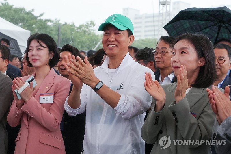 한강버스 취항식서 박수치는 오세훈 시장 (출처=연합뉴스)