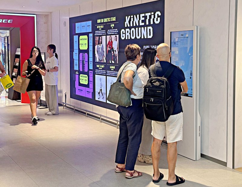 서울시 중구 소공동 롯데백화점 본점 9층 키네틱 그라운드에서 외국인 고객들이 쇼핑맵을 보고 있다.(사진=롯데백화점 제공) *재판매 및 DB 금지