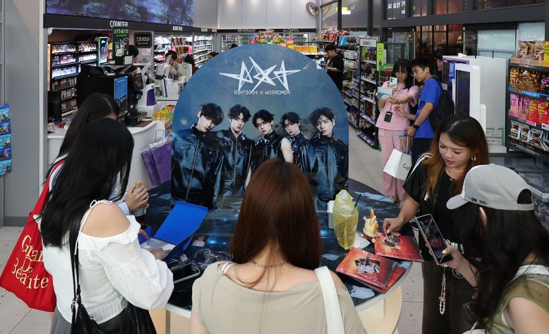 [서울=뉴시스] 김선웅 기자 = 지난 7월 25일 서울 마포구 CU에이케이&홍대점에서 K팝 팬들이 투모로우바이투게더(TXT) 팝업스토어를 관람하고 있다. 2025.07.25. mangusta@newsis.com