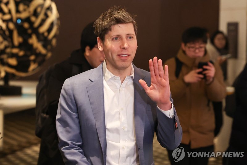 손 인사하는 샘 올트먼 오픈AI CEO (출처=연합뉴스)