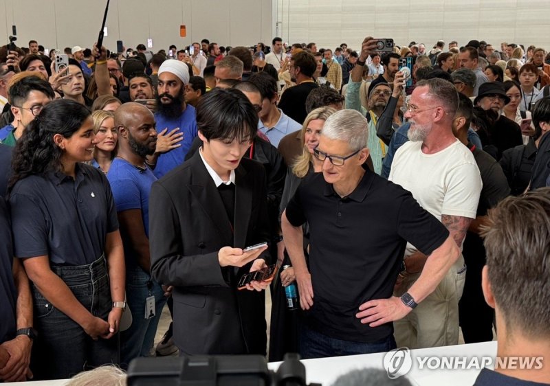 팀쿡 애플 CEO와 아이폰 행사 등장한 에이티즈 윤호 (출처=연합뉴스)