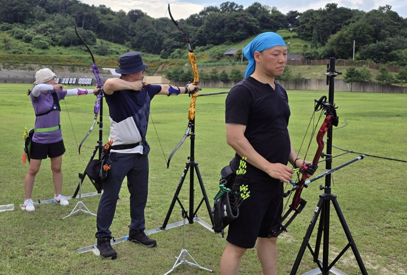 [광주=뉴시스] 광주2025세계장애인양궁선수권대회 출전하는 시각장애인 조종석(48·V1·사진 오른쪽)·김성민(49·V3)·최은주(53·V2). (사진=실로암시각장애인복지관 제공). photo@newsis.com *재판매 및 DB 금지