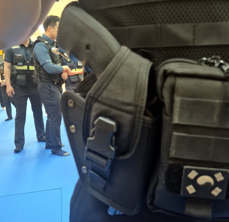 현재 경찰이 사용하고 있는 권총집(파우치) 모습.