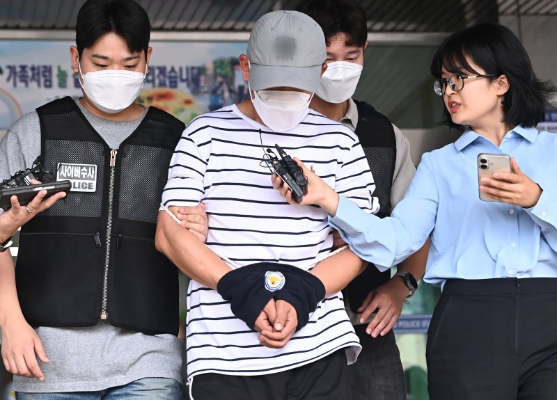 [수원=뉴시스] 김종택 기자 = KT 무단 소액결제 사건의 피의자인 B(44·중국국적)씨가 지난 18일 구속 전 피의자 심문(영장실질심사)에 출석하기 위해 경기 수원시 영통경찰서 유치장을 나오고 있다. 2025.09.18. jtk@newsis.com