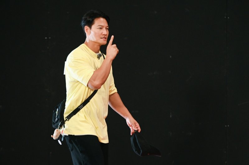 새신랑 김종국, 결혼 축하 파티장 공개에 '두 눈 질끈' [N컷]