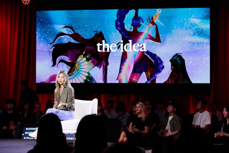 [부산=뉴시스] 케이팝 데몬 헌터스를 제작한 매기 강 감독이 20일 넷플릭스가 개최한 '크리에이티브 아시아: 크리에이터 마스터 클래스' 대담에서 발언하고 있다. (사진=넷플릭스 제공) 2025.09.20. photo@newsis.com *재판매 및 DB 금지 /사진=뉴시스