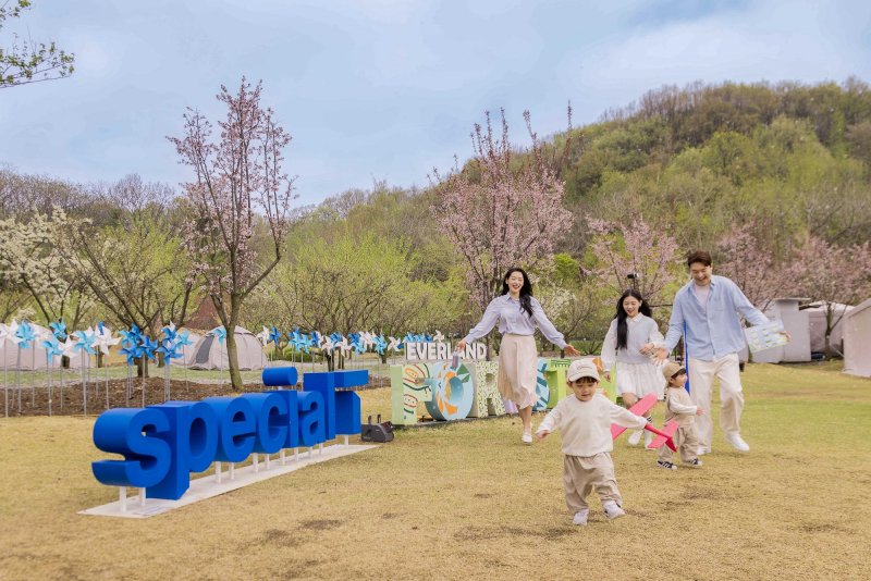 [서울=뉴시스]SK텔레콤은 10년 이상 장기 우수 고객을 대상으로 에버랜드 내 포레스트 캠프에서 하루 동안 숲속 바캉스를 선사하는 스페셜 T숲캉스를 봄, 가을에 진행한다고 21일 밝혔다. (사진=SK텔레콤 제공)