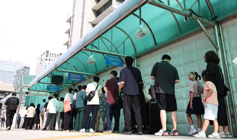지난 9월 8일 오전 서울 종로구 주한 미국대사관 앞에서 시민들이 미국 비자를 발급받기 위해 줄을 서고 있다. 뉴스1