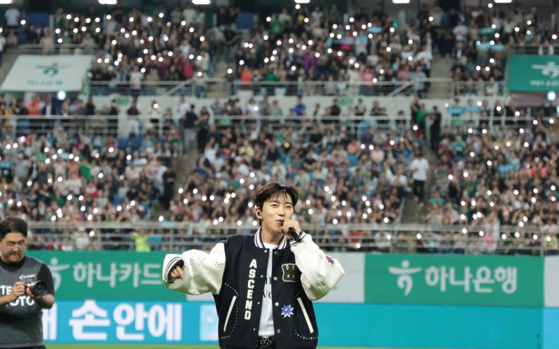 가수 임영웅이 대전월드컵경기장에서 열린 '하나은행 K리그1 2025' 대전하나시티즌과 대구FC 경기에서 하프타임 공연을 하고 있다.뉴스1