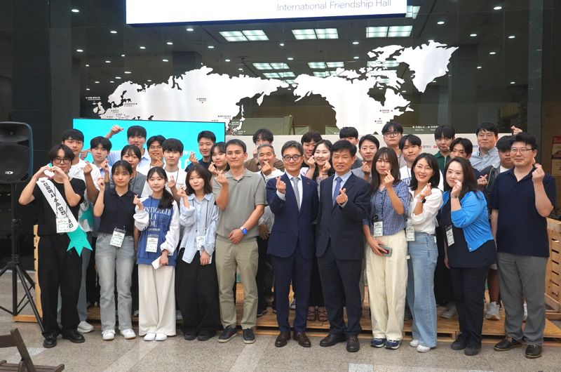 지난 19일 오후 부산시청 1층 로비에서 열린 시민 참여형 축제 ‘아임인부산 DAY’ 행사 참여자들이 함께 기념촬영하고 있다. 부산테크노파크 제공