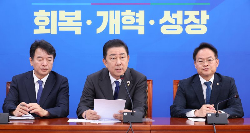 김병기 더불어민주당 원내대표가 21일 오전 서울 여의도 국회에서 열린 취임100일 기자간담회에서 발언을 하고 있다. 뉴시스