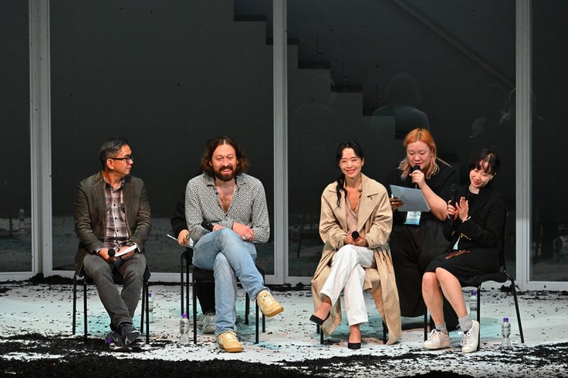 '벚꽃동산' 홍콩 공연 이후 열린 관객과의 대화. 연합뉴스