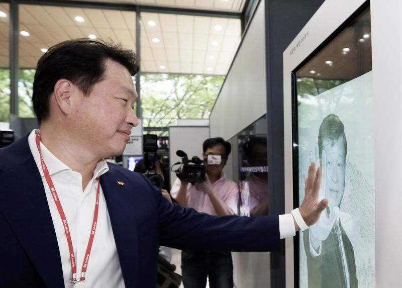 "崔, 사회적 기업 500곳 돕고도 단 1% 지분도 요구 안했다" [FN산업연구 '최태원 리더십']