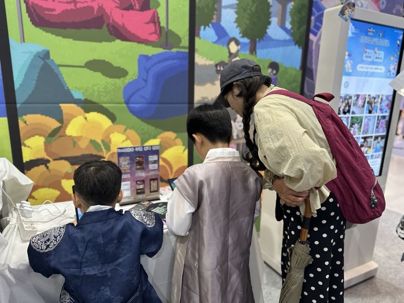 21일 서울 동대문디자인플라자(DDP)에서 열린 게임·e스포츠 서울 2025(GES 2025)에서 참가자들이 게임을 체험해보고 있다. 사진=서지윤 기자