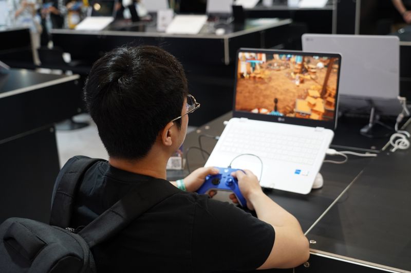 21일 서울 동대문디자인플라자(DDP)에서 열린 게임·e스포츠 서울 2025(GES 2025)에서 참가자가 게임을 체험해보고 있다. 서울경제진흥원(SBA) 제공