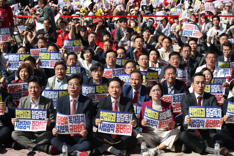 국민의힘 장동혁 대표와 송언석 원내대표를 비롯한 국민의힘 관계자들이 21일 대구 동구 동대구역 광장에서 열린 야당탄압·독재정치 국민 규탄대회에 참석해 구호를 외치고 있다. 연합뉴스