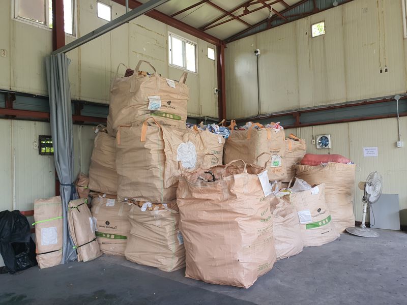 지난달 18일 서울 성동구 중랑물재생센터 안에 위치한 폐현수막 전용 집하장에 톤백 20여개가 적재돼있다. 사진=최승한 기자