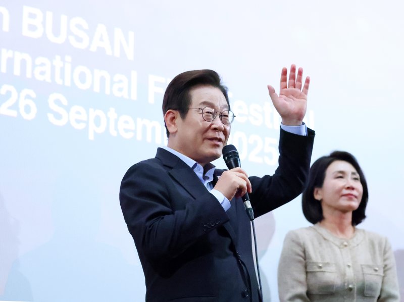 이재명 바카라 온라인이 지난 20일 부산 해운대구 영화의전당에서 부산국제영화제 공식상영작 '극장의 시간들'을 관람한 뒤 인사말을 하고 있다. 바카라 온라인실통신사진기자단