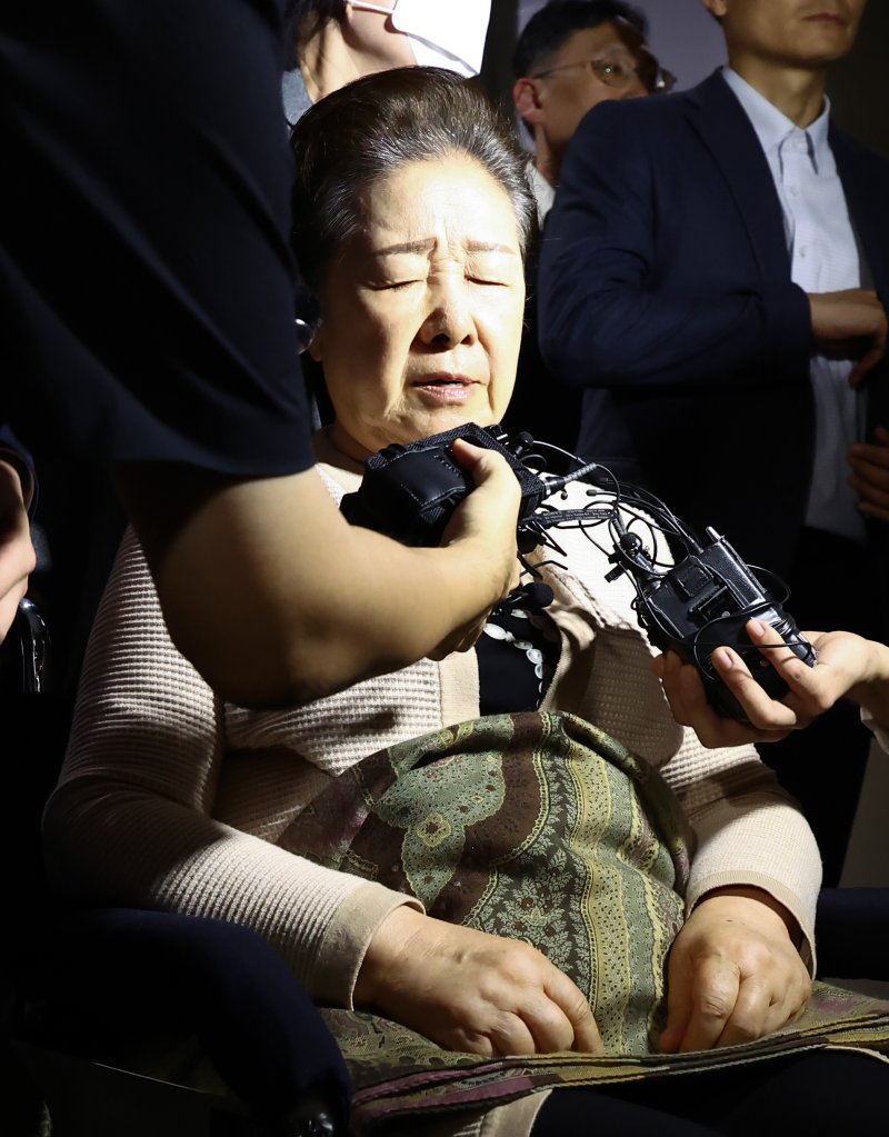 불법 정치 자금 제공 혐의를 받는 한학자 통일교 총재가 17일 오후 서울 종로구 김건희 특검팀(특별검사 민중기) 사무실에서 나오며 취재진 질의에 답하고 있다. 2025.9.17/뉴스1 ⓒ News1 김민지 기자