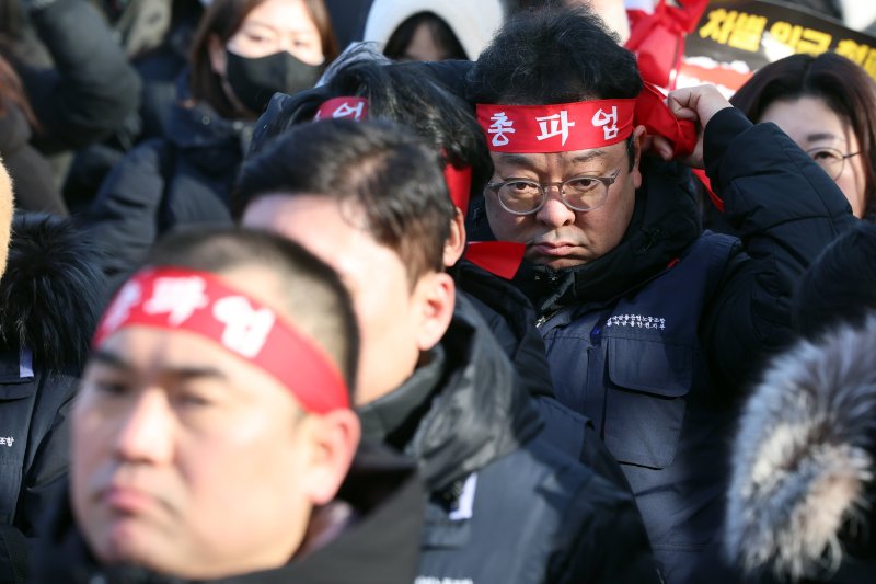 서울 종로구 정부서울청사 금융위원회 앞에서 열린 금융노조 총파업 집회에서 한 참가자가 머리띠를 두르고 있다.(사진은 기사 내용과 무관함) 2024.12.27/뉴스1 ⓒ News1 황기선 기자