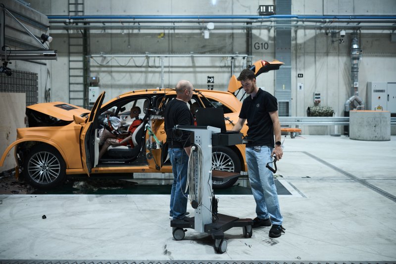 지난 10일(현지시간) 독일 진델핑겐에 위치한 메르세데스-벤츠 연구소에서 진행된 GLC 충돌 테스트 모습. 충돌 직후 연구원들이 분석을 위해 장비를 준비하고 있다. 메르세데스-벤츠 제공