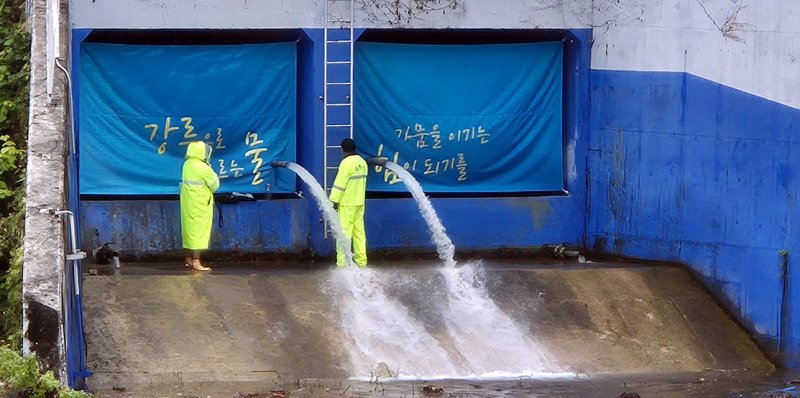 20일 강원 강릉시 성산면 오봉리 한국수력원자력 강릉수력발전소 방류구에서 도암댐 도수관로 저류수가 방류되고 있다. 도암댐 저류수가 강릉 남대천으로 방류되는 것은 도암댐 발전방류가 중단된 2001년 이후 24년 만이다. 2025.9.20/뉴스1 ⓒ News1 윤왕근 기자