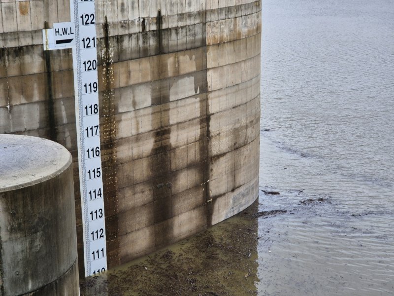 20일 강원 강릉 오봉저수지 수위가 110m까지 올라가 있다. 불과 일주일 전까지만 해도 이 곳은 바짝 말라붙어 바닥을 드러냈었다. 이날 오후 2시 35분까지 농촌용수 정보시스템에서 확인한 저수율은 42.6%다. 2025.9.20/뉴스1 ⓒ News1 윤왕근 기자