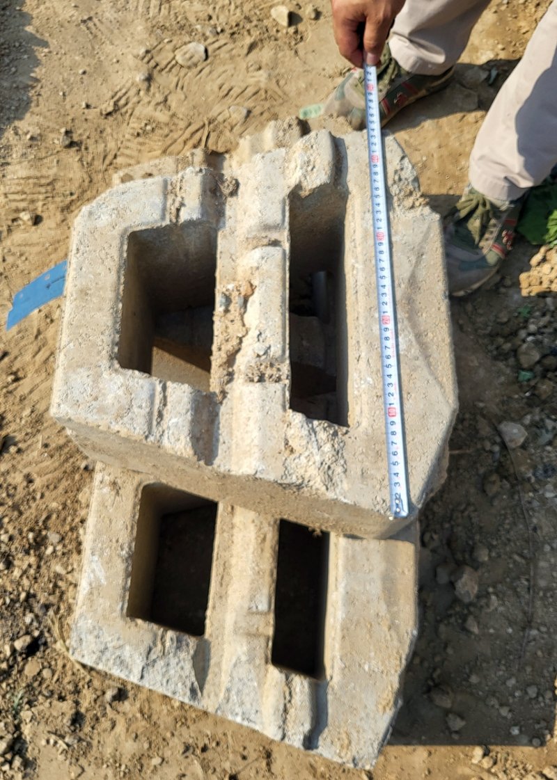 현장에서 확인된 설계보다 작은 크기의 옹벽 블록. 오산시 제공