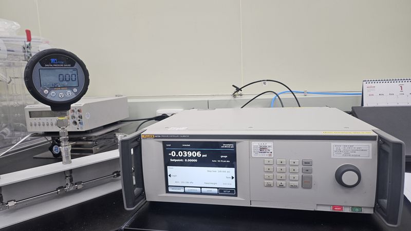 한국계측표준연구원의 압력교정표준기. 한국계측표준연구원 제공