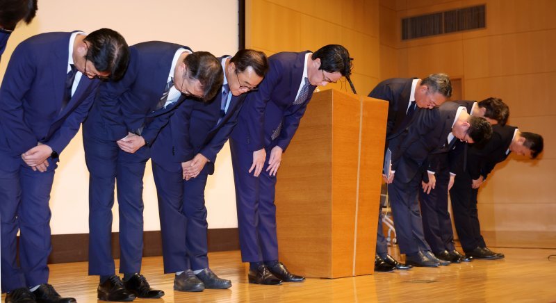 조좌진 롯데카드 대표이사 사장 등이 지난 18일 서울 중구 부영태평빌딩에서 사이버 침해 사고에 대한 대고객 사과를 하고 있다. /사진=뉴시스