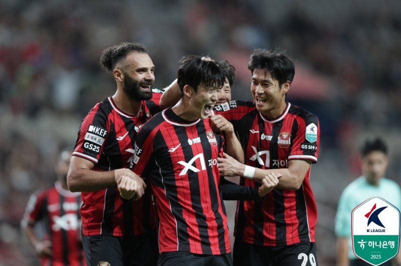 [서울=뉴시스] 프로축구 K리그1 FC서울의 이승모(가운데). (사진=한국프로축구연맹 제공) *재판매 및 DB 금지
