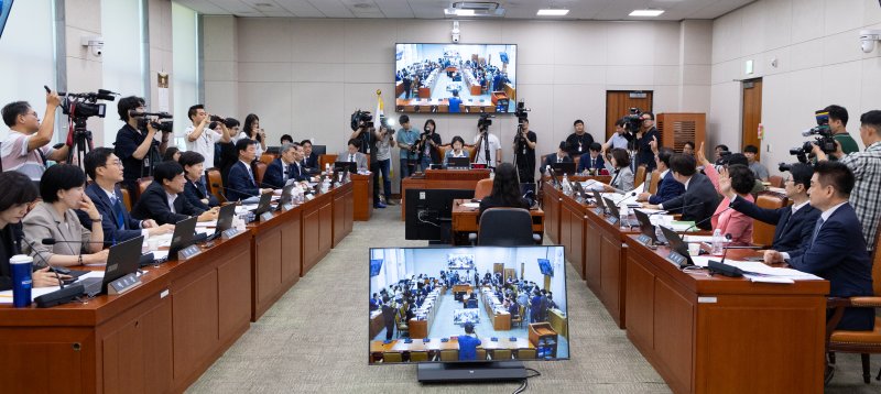 지난 10일 서울 여의도 국회에서 열린 제429회국회(정기회) 법제사법위원회 제3차 전체회의에서 검찰개혁 입법청문회 관련 국민의힘 법사위원들이 반대 거수 투표를 하고 있다. 2025.9.10/뉴스1 ⓒ News1 이승배 기자
