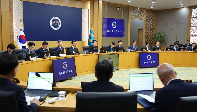 [세종=뉴시스] 고범준 기자 = 이재명 대통령이 16일 세종시 정부세종청사에서 열린 제42회 국무회의에서 발언하고 있다. (대통령실통신사진기자단) 2025.09.16. bjko@newsis.com