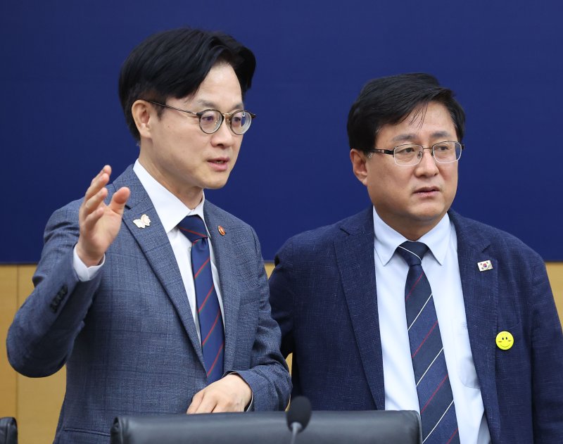 [세종=뉴시스] 고범준 기자 = 김정관 산업통상자원부 장관과 김성환 환경부 장관이 16일 세종시 정부세종청사에서 열린 제42회 국무회의에서 대화를 하고 있다. (대통령실통신사진기자단) 2025.09.16. bjko@newsis.com