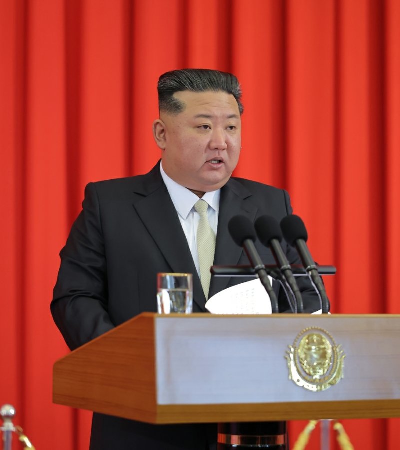 북한 노동당 기관지 노동신문은 10일 "우리 국가의 줄기찬 융성과 번영을 위해 일심매진해가는 전국인민의 열렬한 애국심이 영광의 9월과 더불어 더욱 세차게 끓어번지는 속에 조선민주주의인민공화국창건 77돐(주년)기념 국기게양식 및 중앙선서모임이 9월 9일 만수대의사당에서 진행되였다"며 "경애하는 김정은동지께서 기념행사에 참석하시였다"고 보도했다. 노동신문 캡처