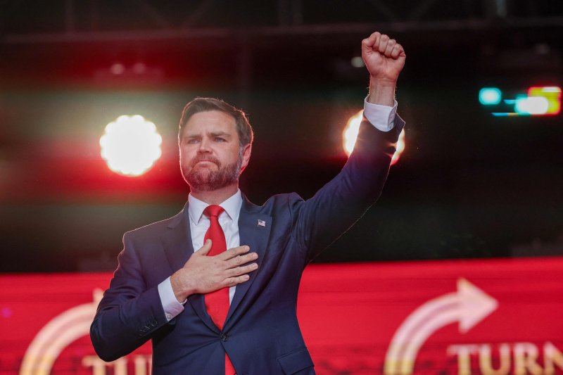 미국 애리조나주 글렌데일의 스테이트팜 경기장에서 21일(현지시간) JD 밴스 미국 부통령이 찰리 커크 추모 연설을 하고 있다.AFP연합뉴스