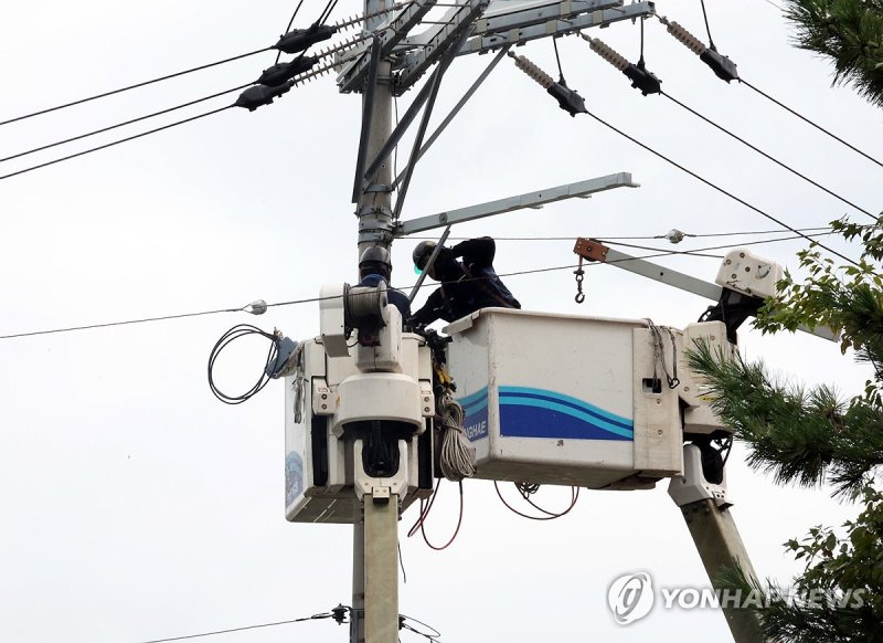 폭우로 아파트 단전…비상 전력 지원 (출처=연합뉴스)