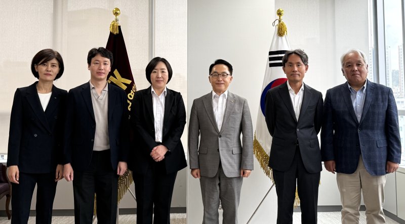 지난 19일 한국중견기업연합회가 개최한 '중견기업 스케일업을 위한 전문가 좌담회'에서 참석자들이 기념촬영을 하고 있다. 왼쪽부터 이혜옥 신용보증기금 센터장, 오윤환 과학기술정책연구원 연구위원, 김정현 우진산전 사장, 이호준 한국중견기업연합회 상근부회장, 김재은 산업통상자원부 중견기업정책과장, 곽관훈 한국중견기업학회 회장. 중견련 제공