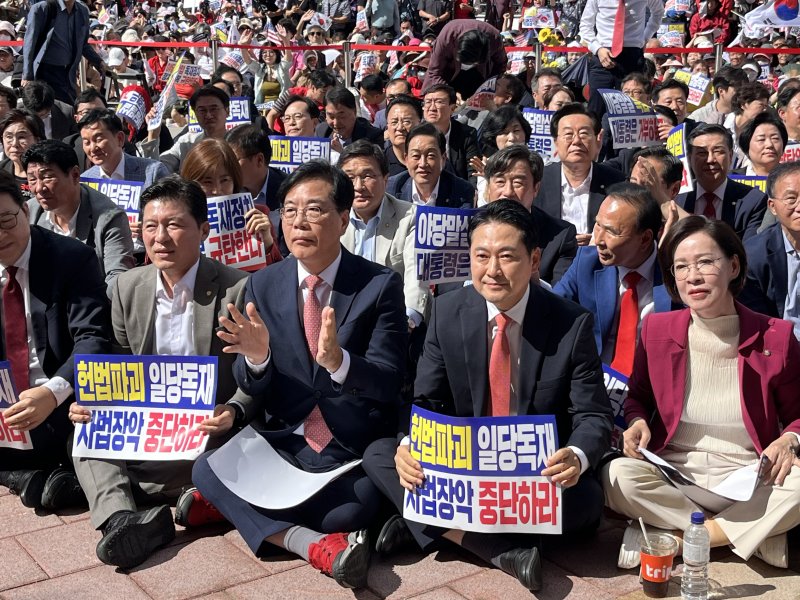 장동혁 국민의힘 대표와 송언석 원내대표가 21일 대구시 동구 동대구역 광장에서 열린 야당탄압·독재정치 국민 규탄대회에 참석하고 있다. 2025.9.21/뉴스1 ⓒ News1 공정식 기자