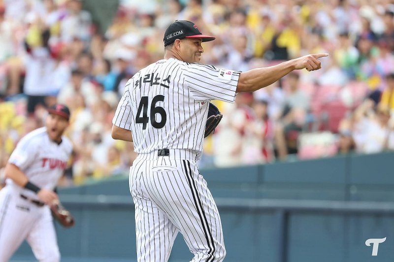 기뻐하는 LG 치리노스 (출처=연합뉴스)