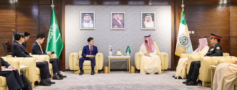 안규백 국방부 장관이 21일(현지시간) 사우디아라비아 리야드에서 압둘라 빈 반다르 사우디 국가방위부 장관과 회담하고 있다. 국방부 제공