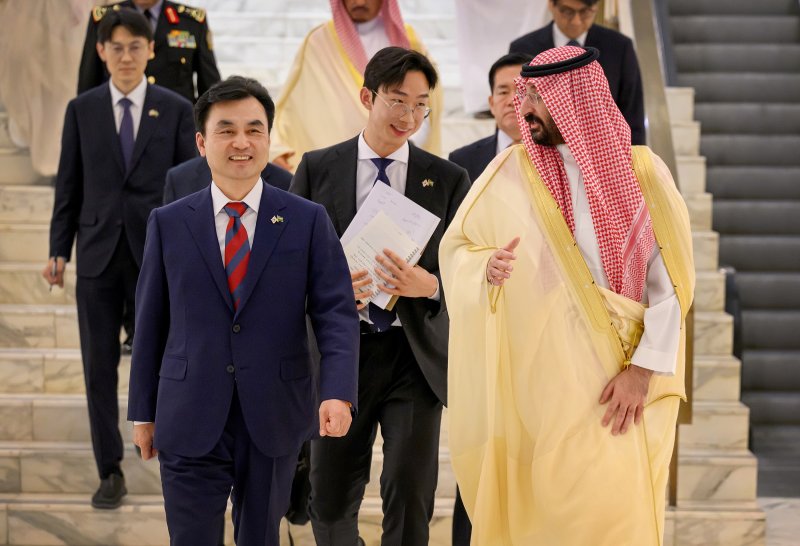 안규백 국방부 장관이 21일(현지시간) 사우디아라비아 리야드에서 압둘라 빈 반다르 사우디 국가방위부 장관과 이동하고 있다. 국방부 제공