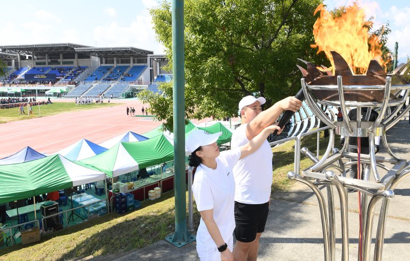 [거창=뉴시스] 지난해 거창한마당대축제 군민체육대회 성화 채화 (사진=거창군 제공) 2025. 09. 22. photo@newsis.com *재판매 및 DB 금지