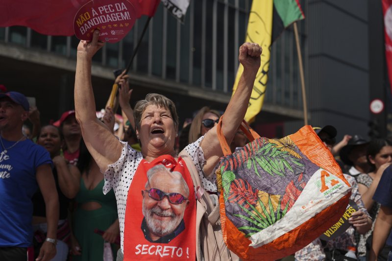 21일(현지시간) 브라질 상파울루에서 시위대가 자이르 보우소나루 전 브라질 대통령과 그의 측근을 사면할 수 있는 법안에 항의하며 '사면 반대'를 외치고 있다.AP뉴시스