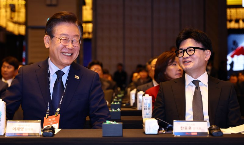 [서울=뉴시스] 이재명 당시 더불어민주당 대표와 한동훈 당시 국민의힘 대표가 서울 종로구 포시즌스 호텔에서 열린 중앙포럼에서 미소짓고 있다. (사진=국회사진기자단) 2024.10.23. photo@newsis.com