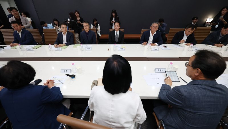 조좌진 롯데카드 대표이사와 임직원들이 19일 오후 서울 종로구 롯데카드 본사에서 열린 '국회 과학기술정보방송통신위원회(과방위)의 대규모 해킹 피해 롯데카드 현장조사'에서 의원들의 발언을 경청하고 있다. (공동취재) 2025.9.19/뉴스1 ⓒ News1 황기선 기자